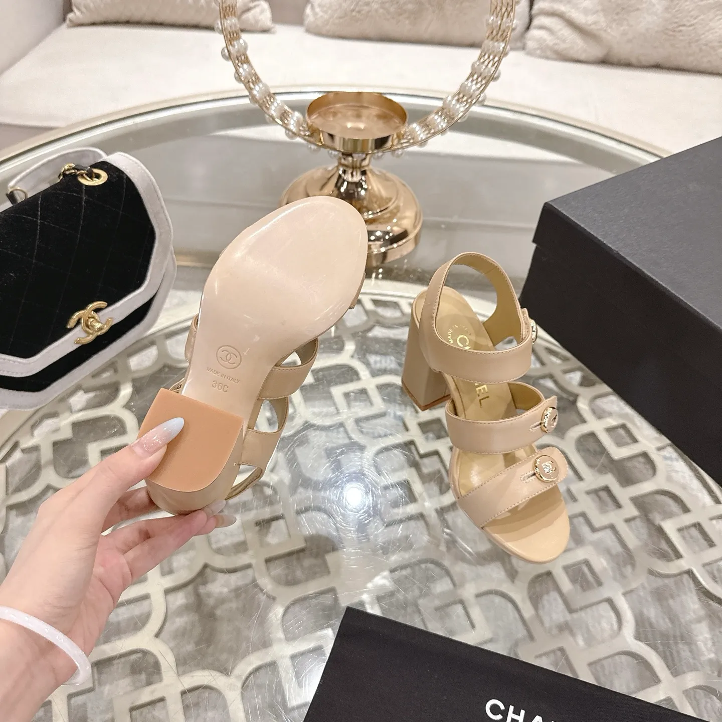 👟👟Ex-factory price 560👟👟 2026SS latest CHANEL Chanel 2026 early spring catwalk new model 🌸️Purchased the original version in Hong Kong and opened the mold exclusively. Top quality % genuine last developed with smooth lines and smooth entry and exit from the counter! Official website 1:1 production. Fabric: Mixed sheepskin imported from Italy & private molded double C buckle and letters are delicate, smooth, shiny and feel great! 💅The fabric and the feet are made of the same material, which is great on the feet! ! ! Color: black/apricot Code number: 34-40 (custom-made sizes 41 and 42 are non-refundable)